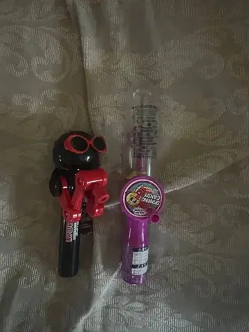 츄파춥스를 핥는 데 사용하는 컬러풀한 완구 세트