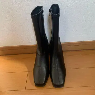 블랙 스퀘어토 부츠 중간 힐