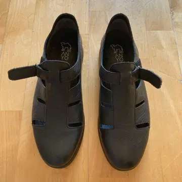 ANYO 블랙 가죽 슬립온 샌들