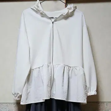 프릴 달린 화이트 후드티