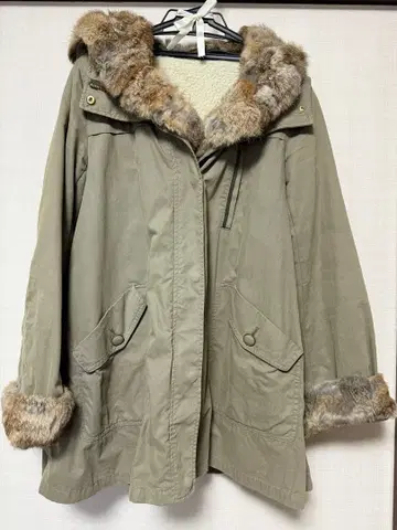 올리브 그린 퍼 달린 모즈 코트 여성용 코트 퍼 달린 코트