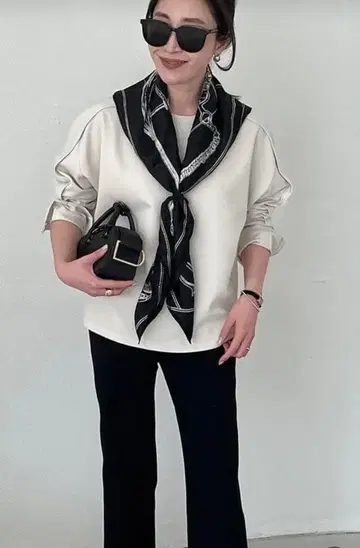 새상품급 YONFA 플래시 슬릿 슬리브 티 ivory