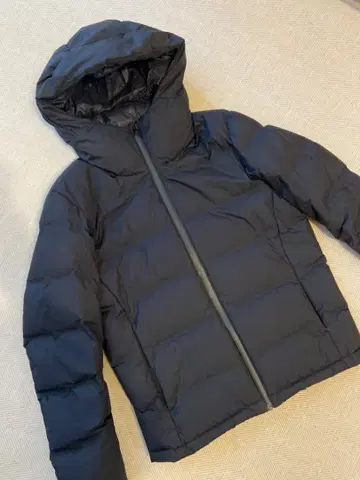 유니클로 심리스 다운 자켓 블랙 후드 부착