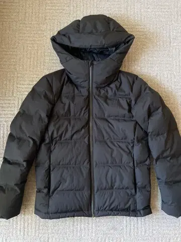 유니클로 심리스 다운 자켓 블랙 후드 부착