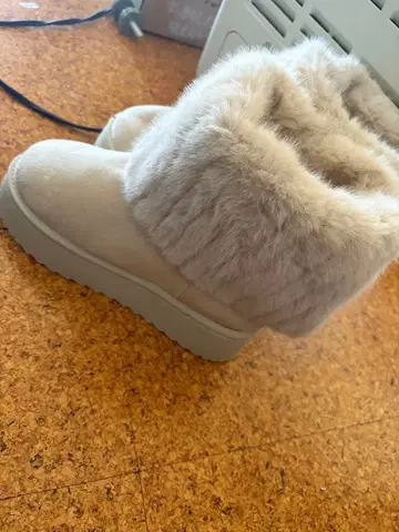 베이지 퍼 어그 부츠