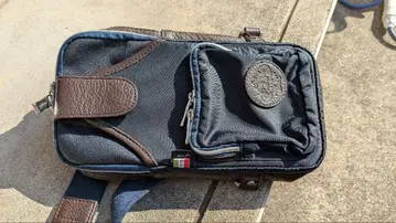 오로비안코 네이비와 브라운 바디백