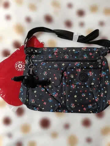 Kipling 꽃무늬 숄더백 고릴라 참 포함