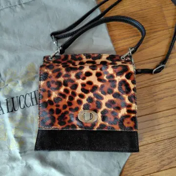 카테리나 루키의 송치 표범 무늬 숄더백