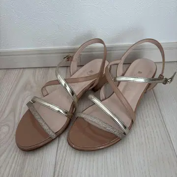 DIANA 스트랩 샌들