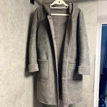 그레이 후드 부착 양가죽 코트