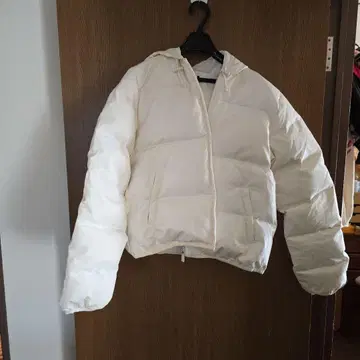 DKNY 화이트 다운 자켓 후드 부착