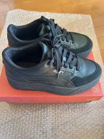 PUMA 블랙 스니커즈