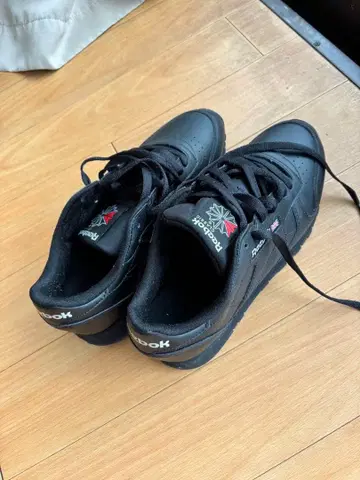 Reebok 블랙 스니커즈