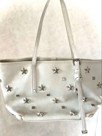 베이지 화이트 가죽 별 모양 스터드 토트백 지미추