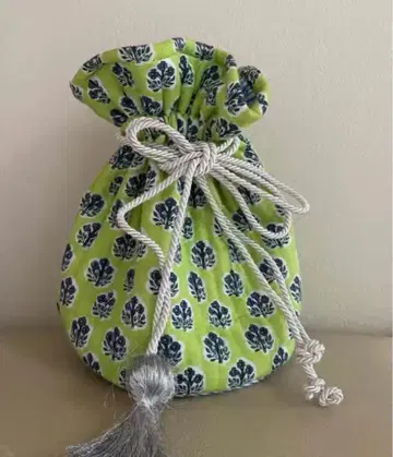 그린 컬러와 파란색의 잎 패턴 복조리