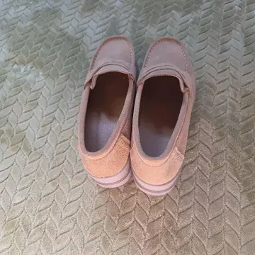 베이지 스웨이드 통굽 로퍼