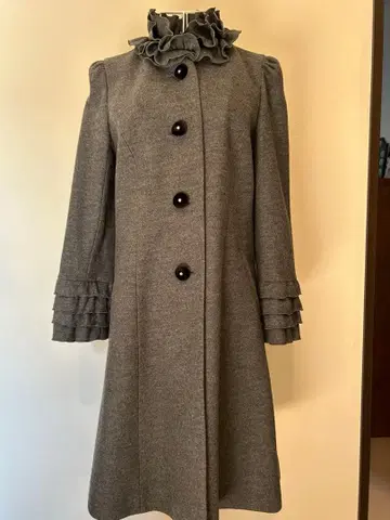 엠즈 그레이시 프릴 코트