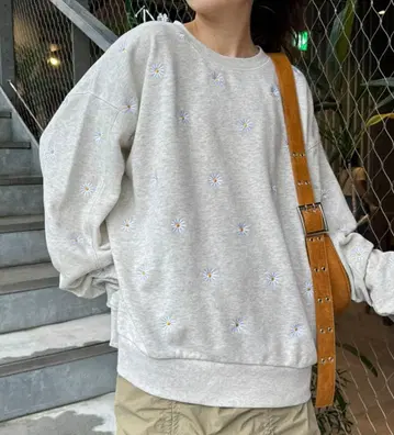 꽃무늬 자수 그레이 맨투맨 트레이닝복