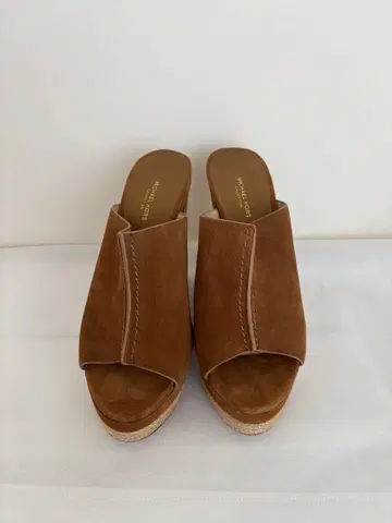 마이클코어스 스웨이드 오픈토 샌들