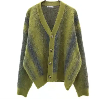 올리브 그린과 그레이 가디건