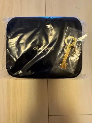 끌레드뽀보떼 2025 홀리데이 파우치 참 포함