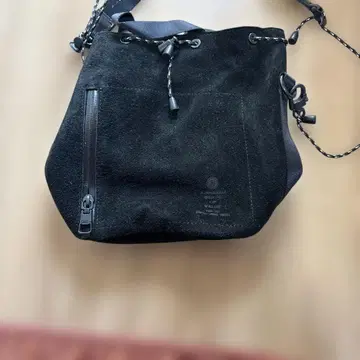 VALUE 스웨이드 복조리형 숄더백 블랙