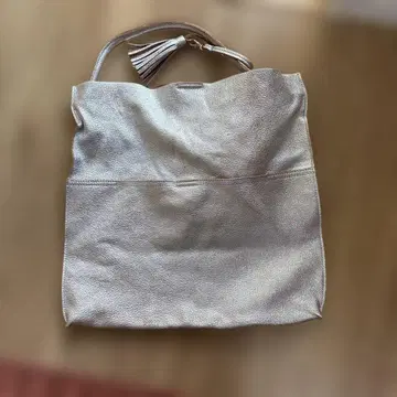 실버 가죽 토트백 태슬 포함