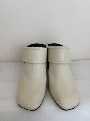 화이트 가죽 뮬 하이힐