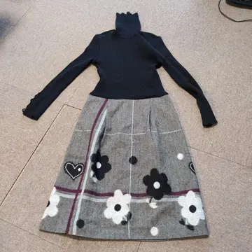 터틀넥 니트 & 꽃무늬 스커트 세트