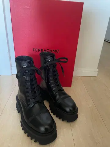 FERRAGAMO 블랙 가죽 부츠