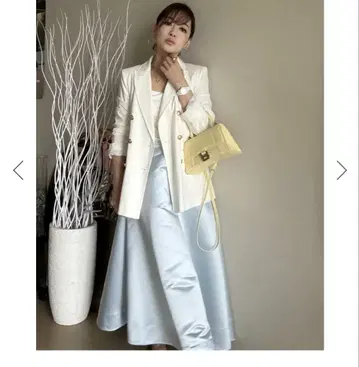 이데알루체 새틴 플레어 스커트