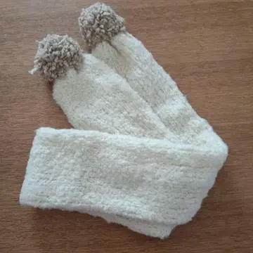 폼폼 포함 크림색 머플러 / 핸드메이드