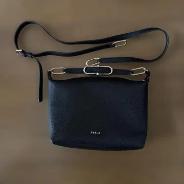 새상품* FURLA 블랙 가죽 숄더백