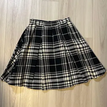 질스튜어트 JILLSTUART 블랙과 화이트 체크 무늬 플리츠 스커트