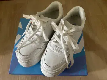 화이트 통굽 스니커즈