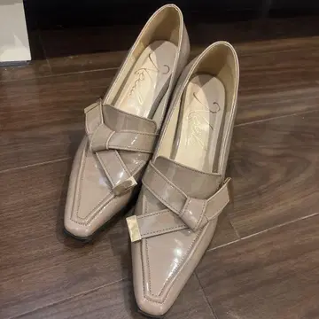 베이지 에나멜 스틸레토 펌프스