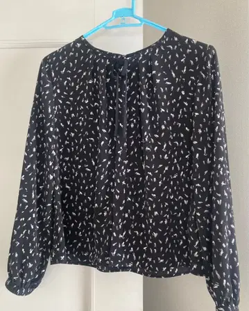 레리안 화이트 라벨 프린트 크루넥 블라우스