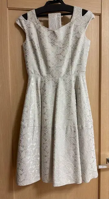 연한 스카이블루 드레스