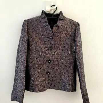 보라색 버튼 달린 숏 자켓