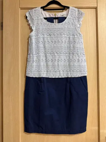 레이스 상의 무릎 기장 원피스