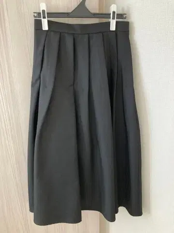 엠프리미어 턱 플레어 스커트 블랙 36