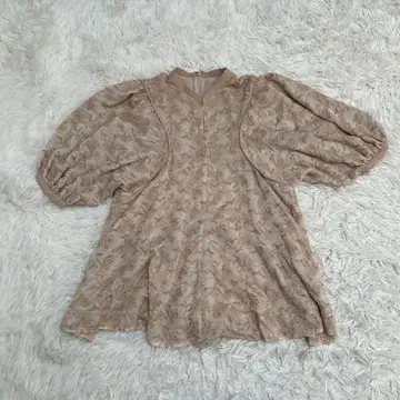 CLANE 클라네 자수 레이스 볼륨 소매 블라우스 튜닉 베이지