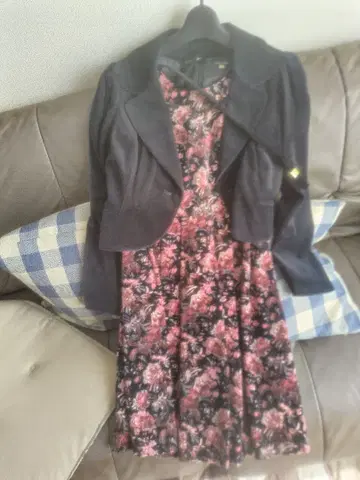 블랙 꽃무늬 원피스와 자켓