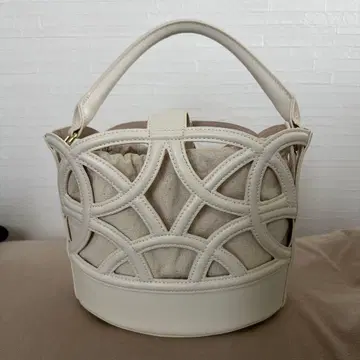 탈론의 화이트 컷 아웃 디자인 숄더백