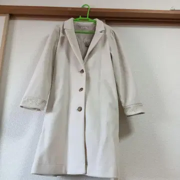 크림색 체스터 코트 레이스 포함