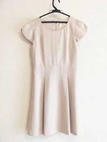 미사용 새상품 루비 리벳 베이지 반팔 A라인 무릎 기장 원피스