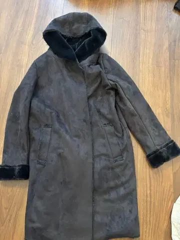 후드 부착 다크 브라운 롱 코트