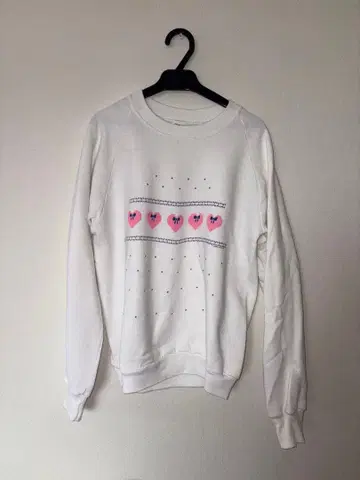 하트와 리본의 화이트 트레이닝복