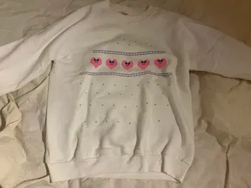 하트와 리본의 화이트 트레이닝복