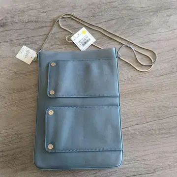 블루 숄더백 플랩 포켓 부착